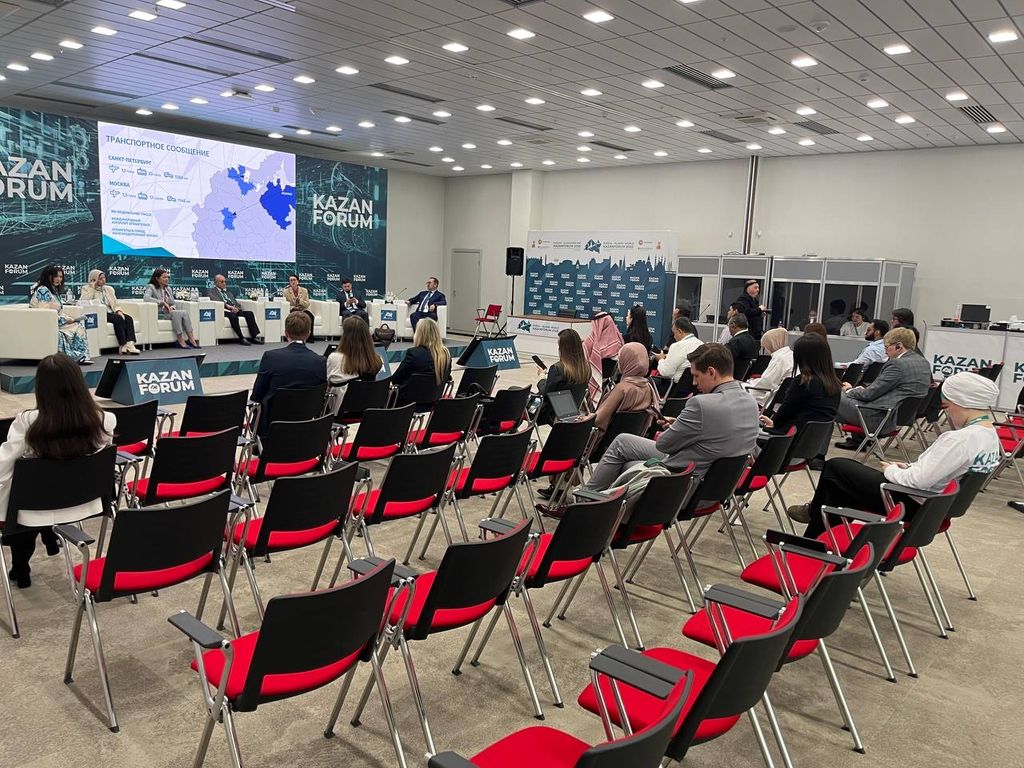 Зал KazanForum, кабины переводчиков у дальней стены