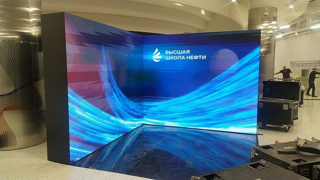 «Высшая школа нефти». Угловой экран с LED-полом
